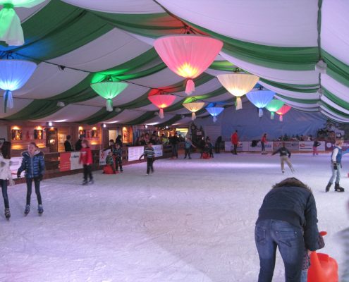 Overdekte schaatstent met kleurlampen