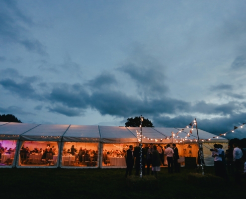 Tent buiten bruiloft